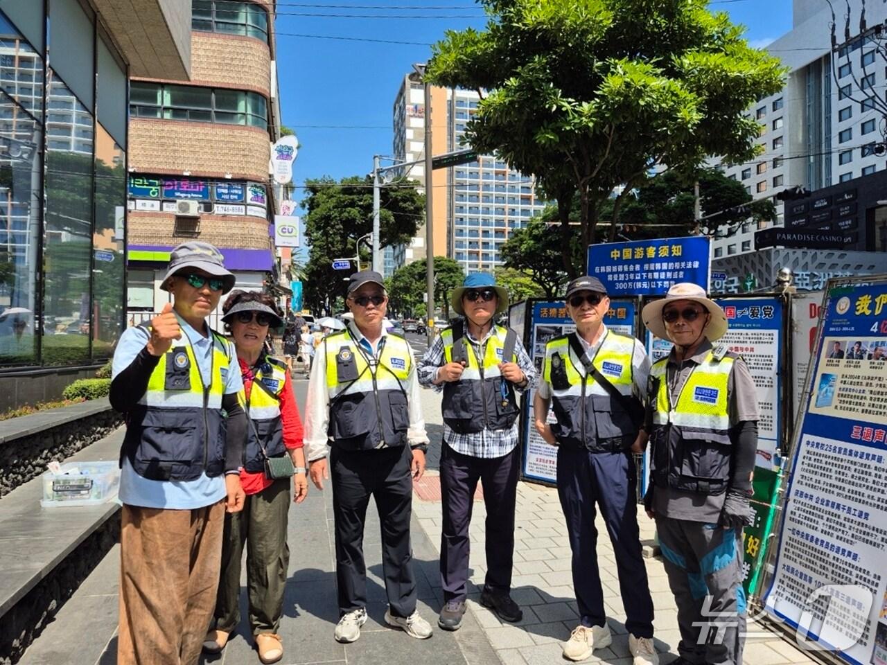 본문 이미지 - 제주시내서 활동 중인 기초질서 지킴이.(제주도자치경찰단 제공. 재판매 및 DB 금지)