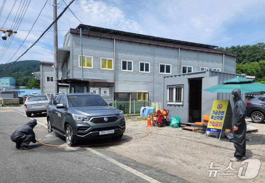 본문 이미지 - 김해 방역초소에서 방역 관계자가 차량을 소독하고 있다.&#40;경남도 제공. 재판매 및 DB금지&#41;