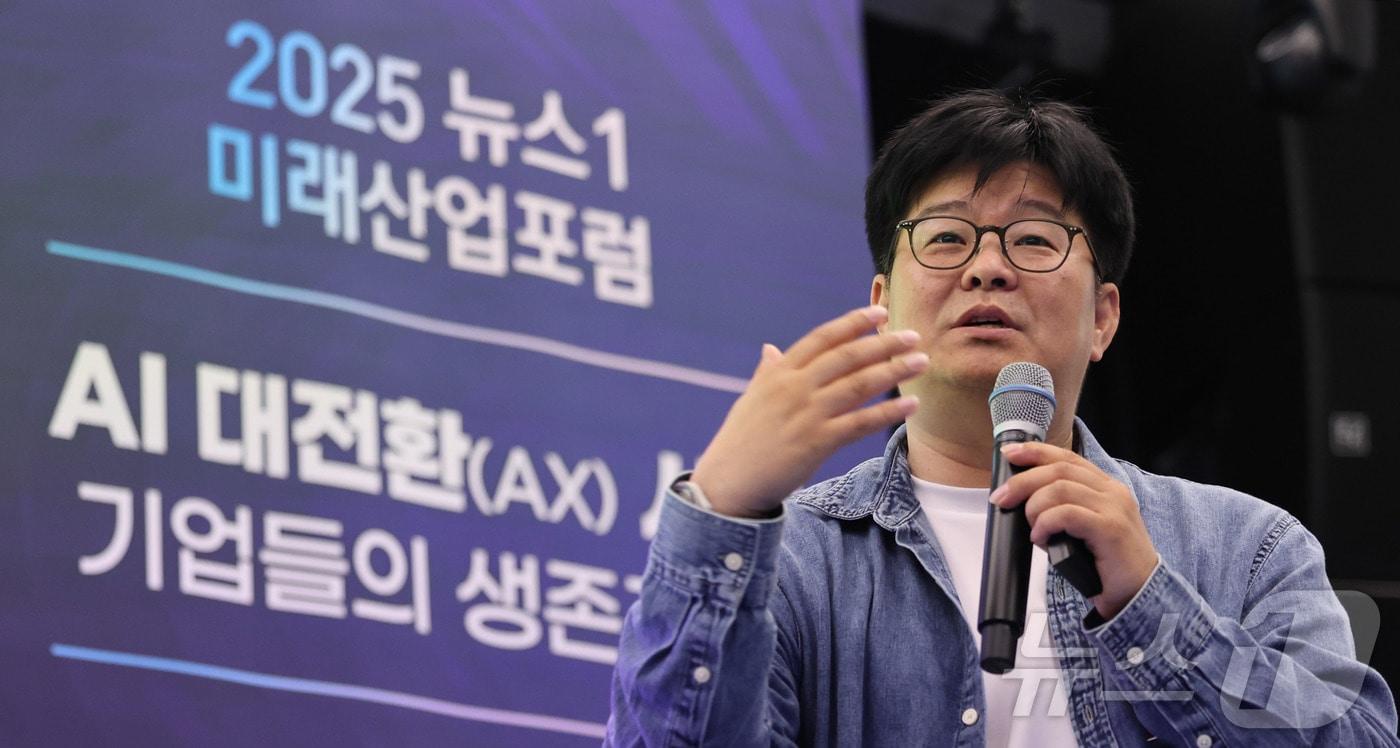 정재승 KAIST 뇌인지과학과 학과장 및 융합인재학부 학부장이 8일 서울 용산 나인트리 프리미어 로카우스 호텔 플로리스에서 &#39;AI 대전환&#40;AX&#41; 시대- 기업들의 생존전략&#39;을 주제로 열린 2025 뉴스1 미래산업포럼&#40;NFIF&#41;에서 기조강연을 하고 있다. 2025.7.8/뉴스1 ⓒ News1 박지혜 기자