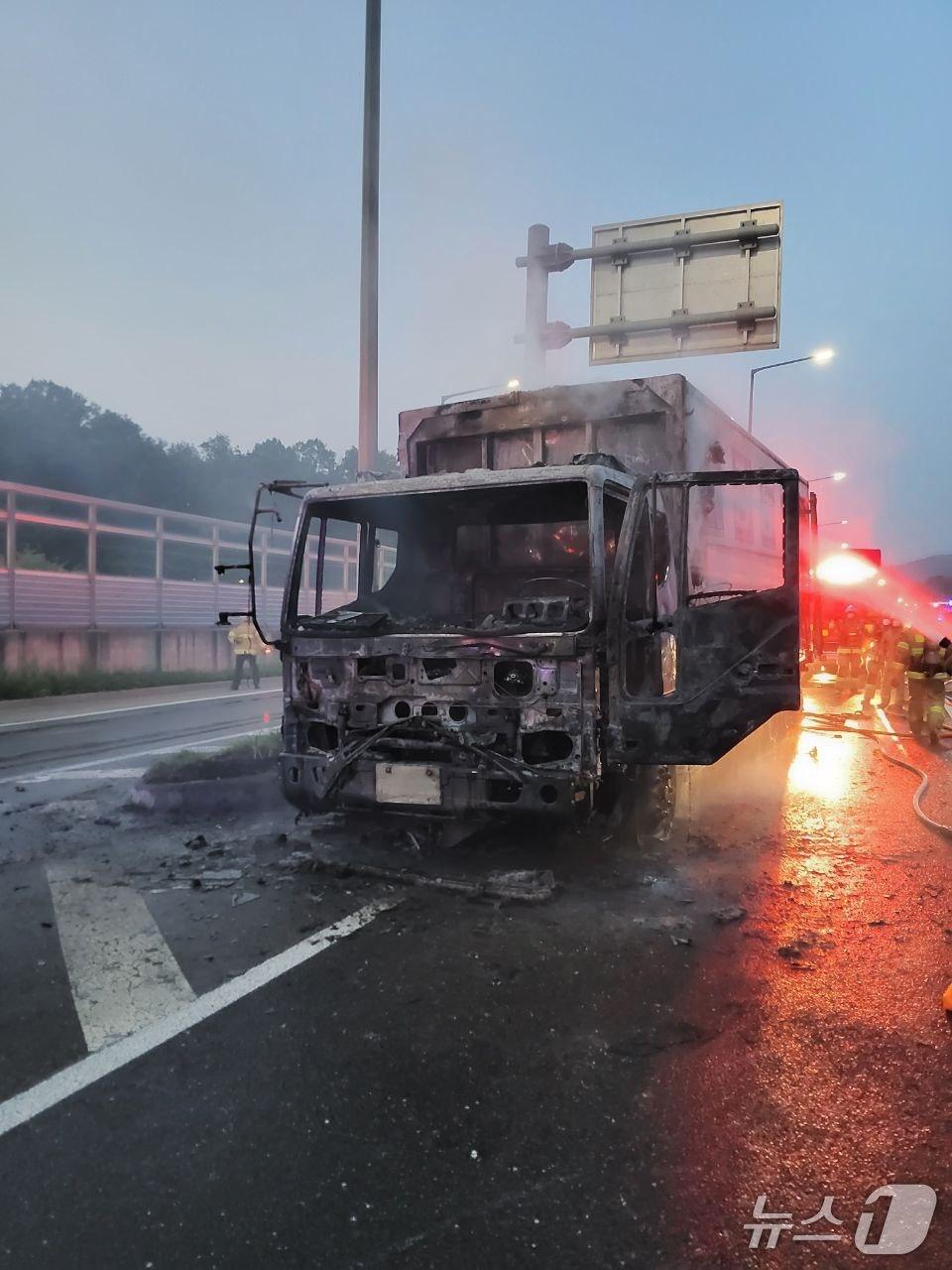 본문 이미지 - 화재 현장. &#40;경기도소방재난본부 제공. 재판매 및 DB 금지&#41; 2025.7.8/뉴스1