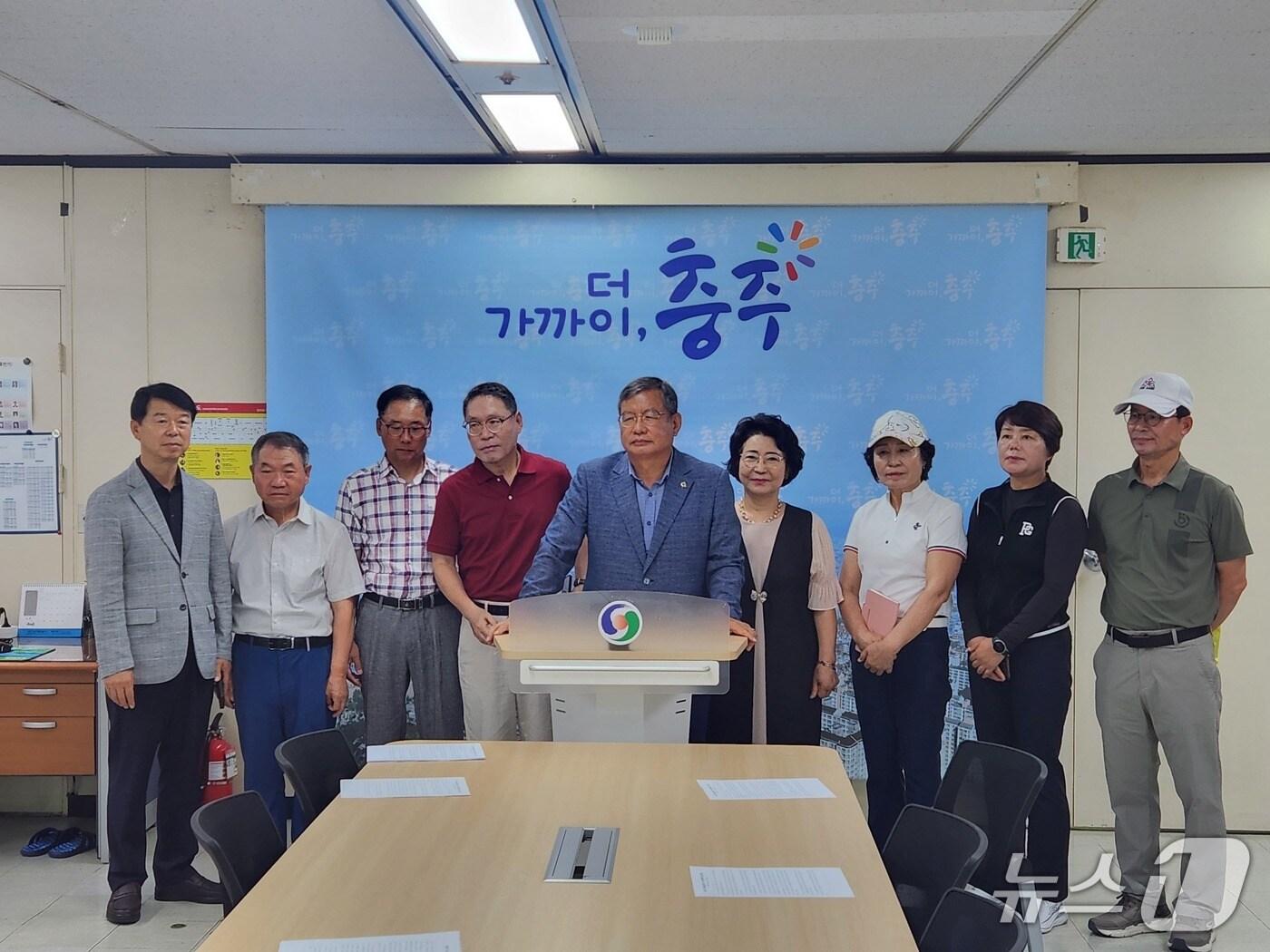 본문 이미지 -  8일 충북 충주파크골프협회가 기자회견을 열어 충주시가 추진하는 사전예약제는 수용할 수 없다는 입장을 밝히고 있다./뉴스1