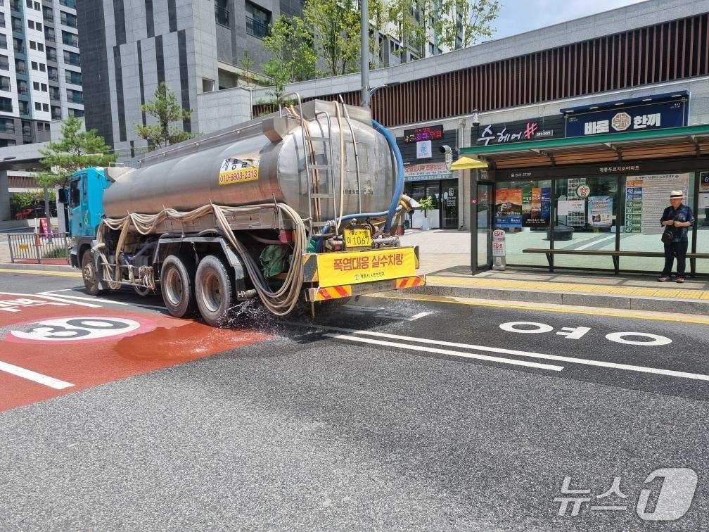 본문 이미지 - 폭염 대응 살수차량 (계룡시 제공.재판매 및 DB금지)/뉴스1
