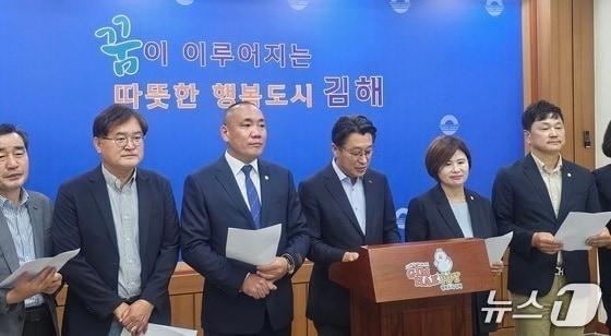 본문 이미지 - 김해시의회 더불어민주당 의원단이 지난달 23일 시청 프레스센터에서 기자회견을 열고 김해시 선관위에 홍 시장의 공직선거법 위반 행위에 대한 철저한 수사를 촉구하고 있다. 2025.6.23ⓒ 뉴스1 박민석 기자