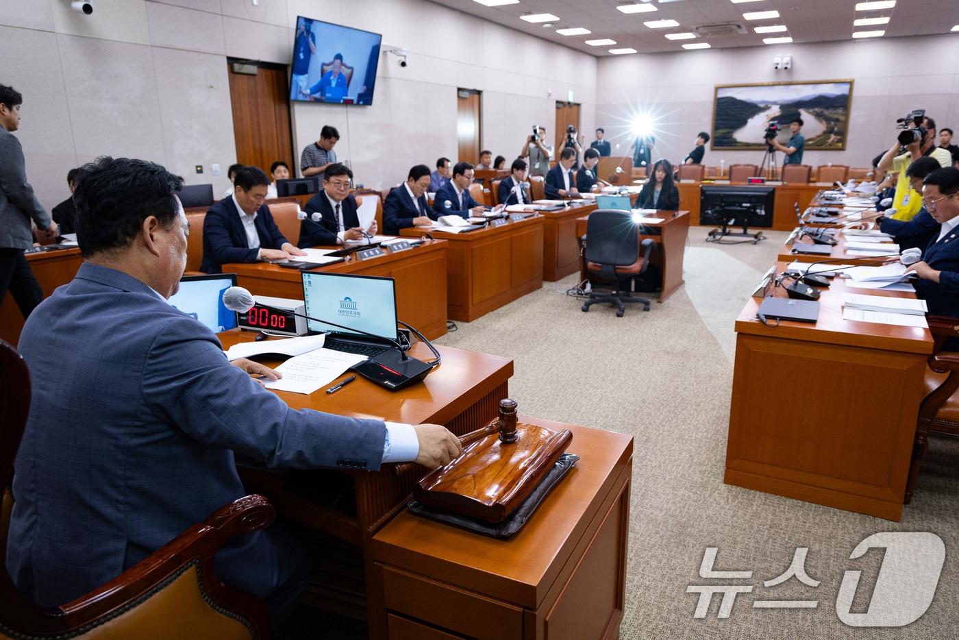 어기구 국회 농림축산식품해양수산위원장이 8일 서울 여의도 국회에서 열린 제427회 국회(임시회) 제1차 전체회의에서 의사봉을 두드리고 있다. 2025.7.8/뉴스1 ⓒ News1 유승관 기자