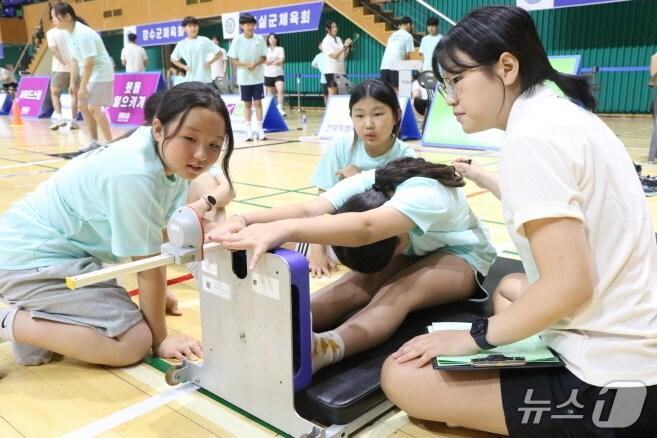 본문 이미지 - 지난 7일 정읍국민체육센터에서 열린 '제5회 체육영재선발대회'에 참가한 학생들이 체력테스트를 받고 있다.(전북체육회 제공, 재판매 및 DB 금지)/뉴스1