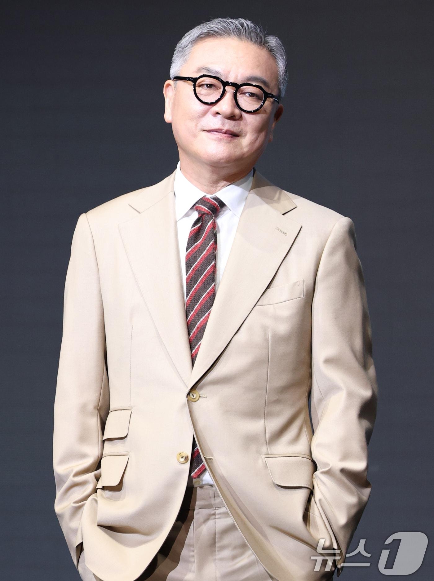 본문 이미지 - 배우 김의성이 8일 서울 영등포구 콘래드호텔에서 열린 디즈니+ 오리지널 시리즈 '파인: 촌뜨기들' 제작발표회에 참석해 포즈를 취하고 있다. '파인: 촌뜨기들'은 1977년 바다 속에 묻힌 보물선을 차지하기 위해 몰려든 근면성실 생계형 촌뜨기들의 속고 속이는 이야기를 그렸다. 2025.7.8/뉴스1 ⓒ News1 권현진 기자