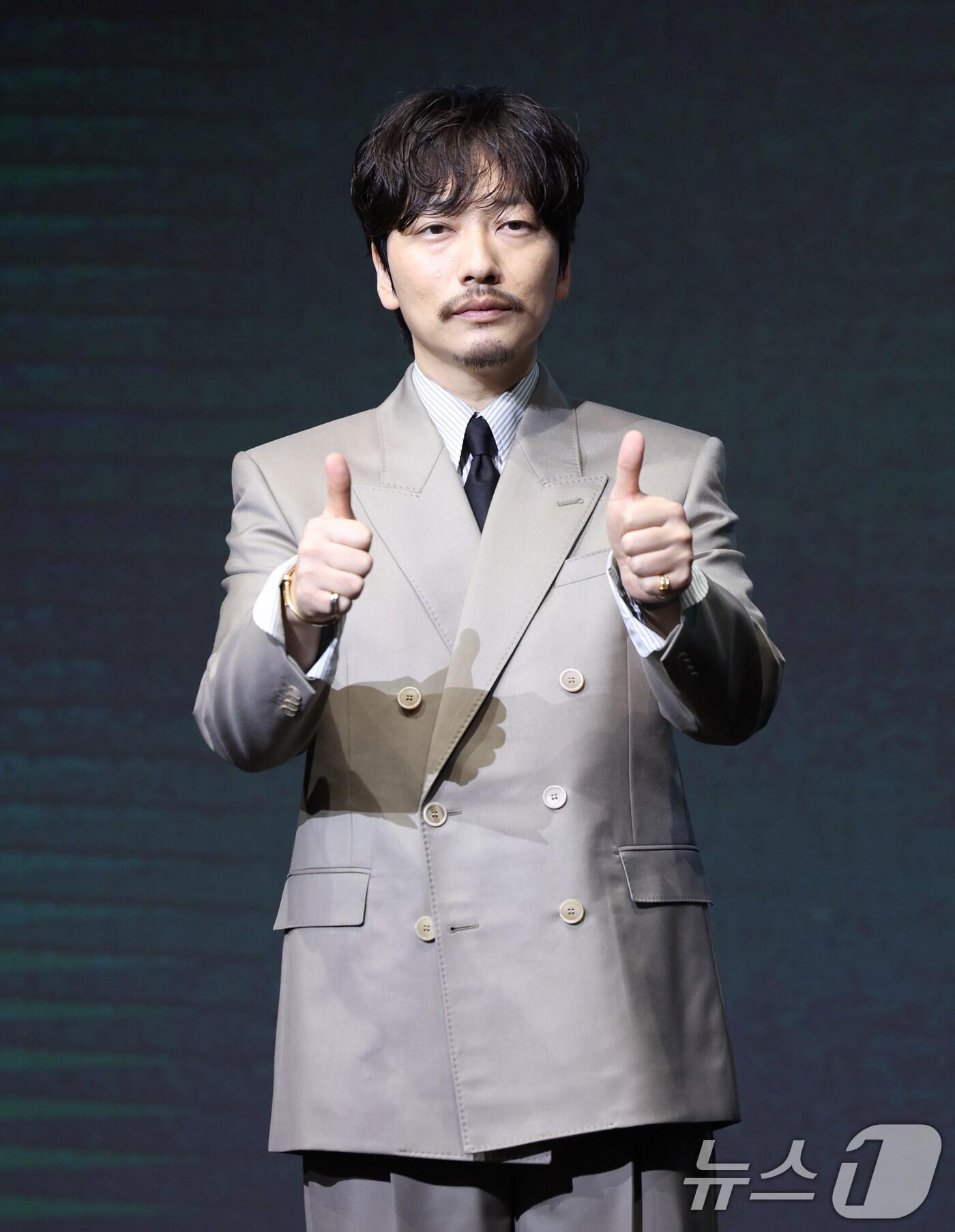 본문 이미지 - 배우 이동휘가 8일 서울 영등포구 콘래드호텔에서 열린 디즈니+ 오리지널 시리즈 '파인: 촌뜨기들' 제작발표회에 참석해 포즈를 취하고 있다. '파인: 촌뜨기들'은 1977년 바다 속에 묻힌 보물선을 차지하기 위해 몰려든 근면성실 생계형 촌뜨기들의 속고 속이는 이야기를 그렸다. 2025.7.8/뉴스1 ⓒ News1 권현진 기자