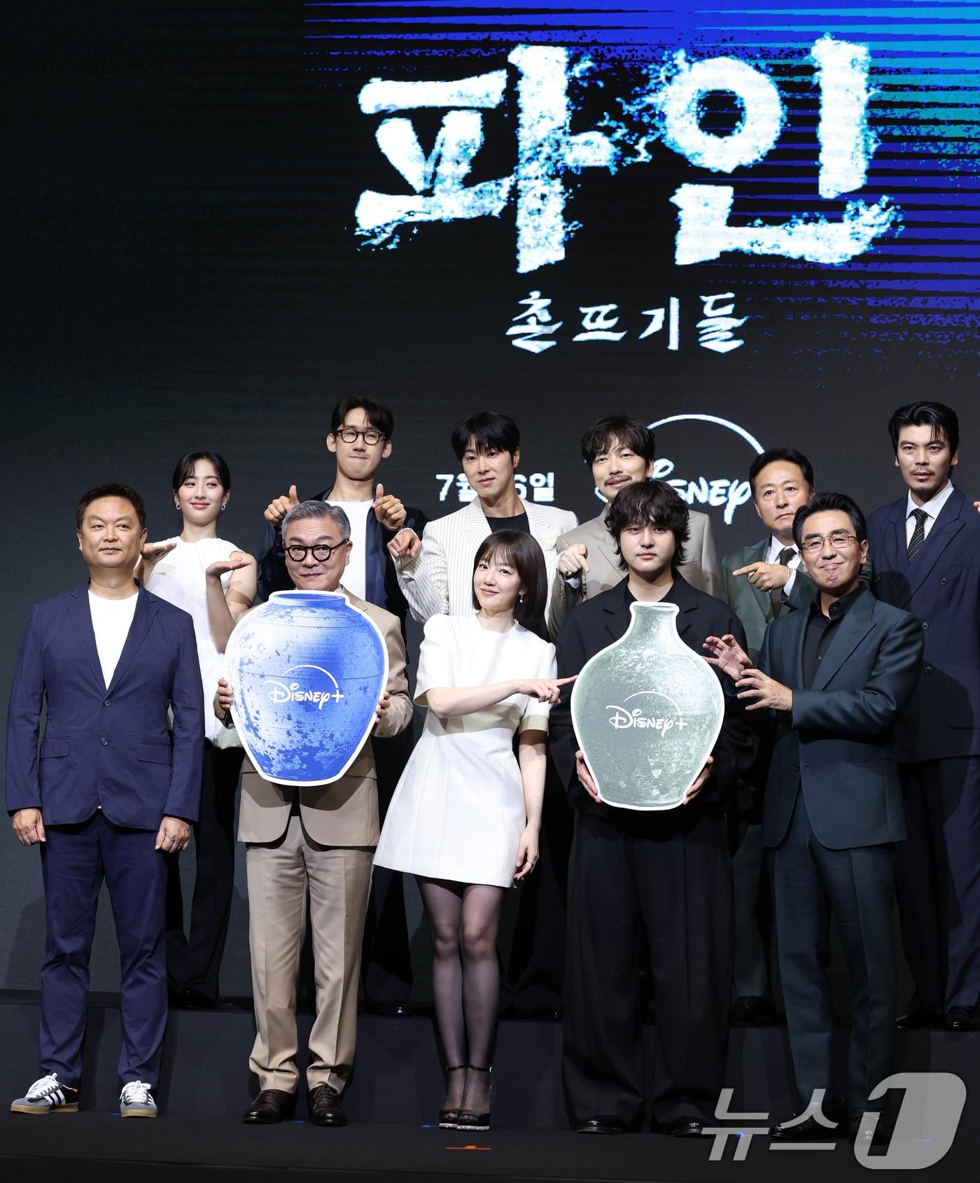 본문 이미지 - 배우 김민(왼쪽위부터 시계방향)과 이상진, 정윤호,이동휘, 김종수, 김성오, 류승룡, 양세종, 임수정, 김의성, 강윤성 감독이 8일 서울 영등포구 콘래드호텔에서 열린 디즈니+ 오리지널 시리즈 '파인: 촌뜨기들' 제작발표회에 참석해 포즈를 취하고 있다. '파인: 촌뜨기들'은 1977년 바다 속에 묻힌 보물선을 차지하기 위해 몰려든 근면성실 생계형 촌뜨기들의 속고 속이는 이야기를 그렸다. 2025.7.8/뉴스1 ⓒ News1 권현진 기자