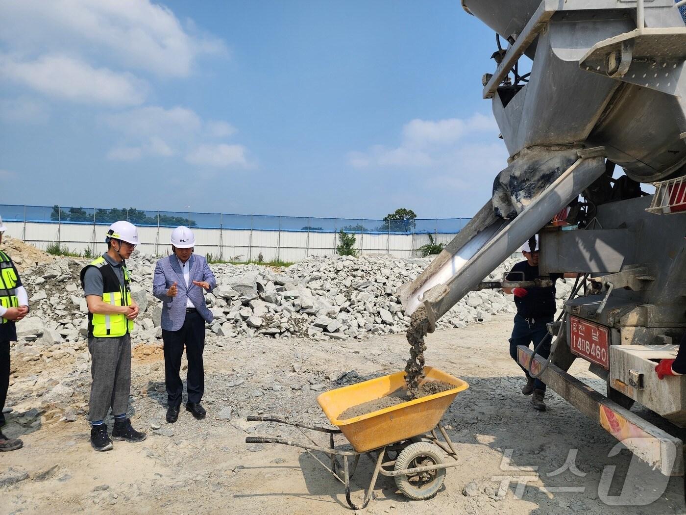 본문 이미지 - 광주지방조달청은 8일 호남고속철도 2단계 1~4공구 건설현장을 찾아 레미콘 기동점검을 실시했다.(광주지방조달청 제공, 재배포 및 DB 금지) /뉴스1