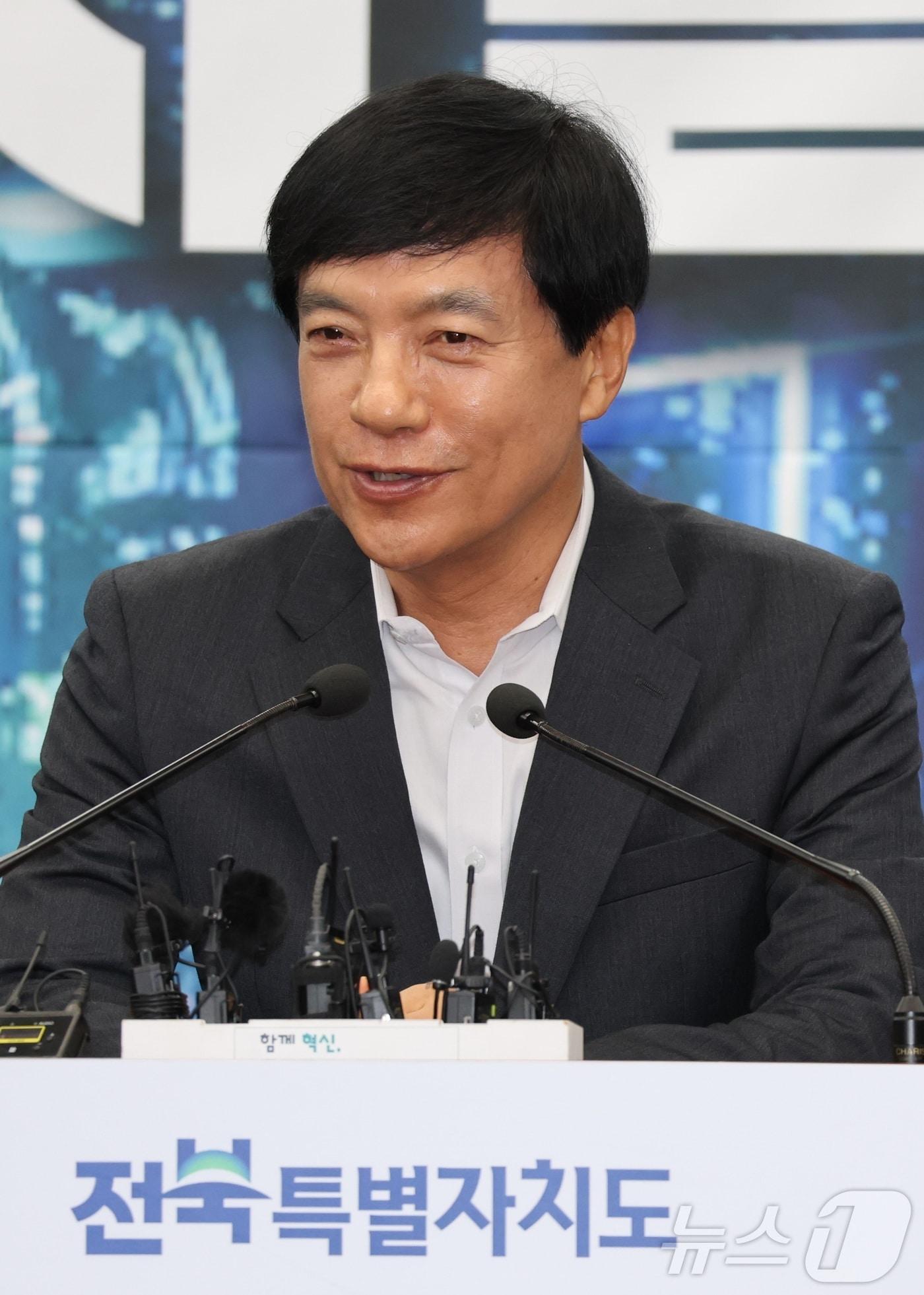 본문 이미지 - 이성윤 더불어민주당 의원이 8일 전북 전주시 전북특별자치도청 기자회견장에서 피지컬AI 추경확보 관련 기자회견을 열고 질의에 답변을 하고 있다. 2025.7.8/뉴스1 ⓒ News1 유경석 기자