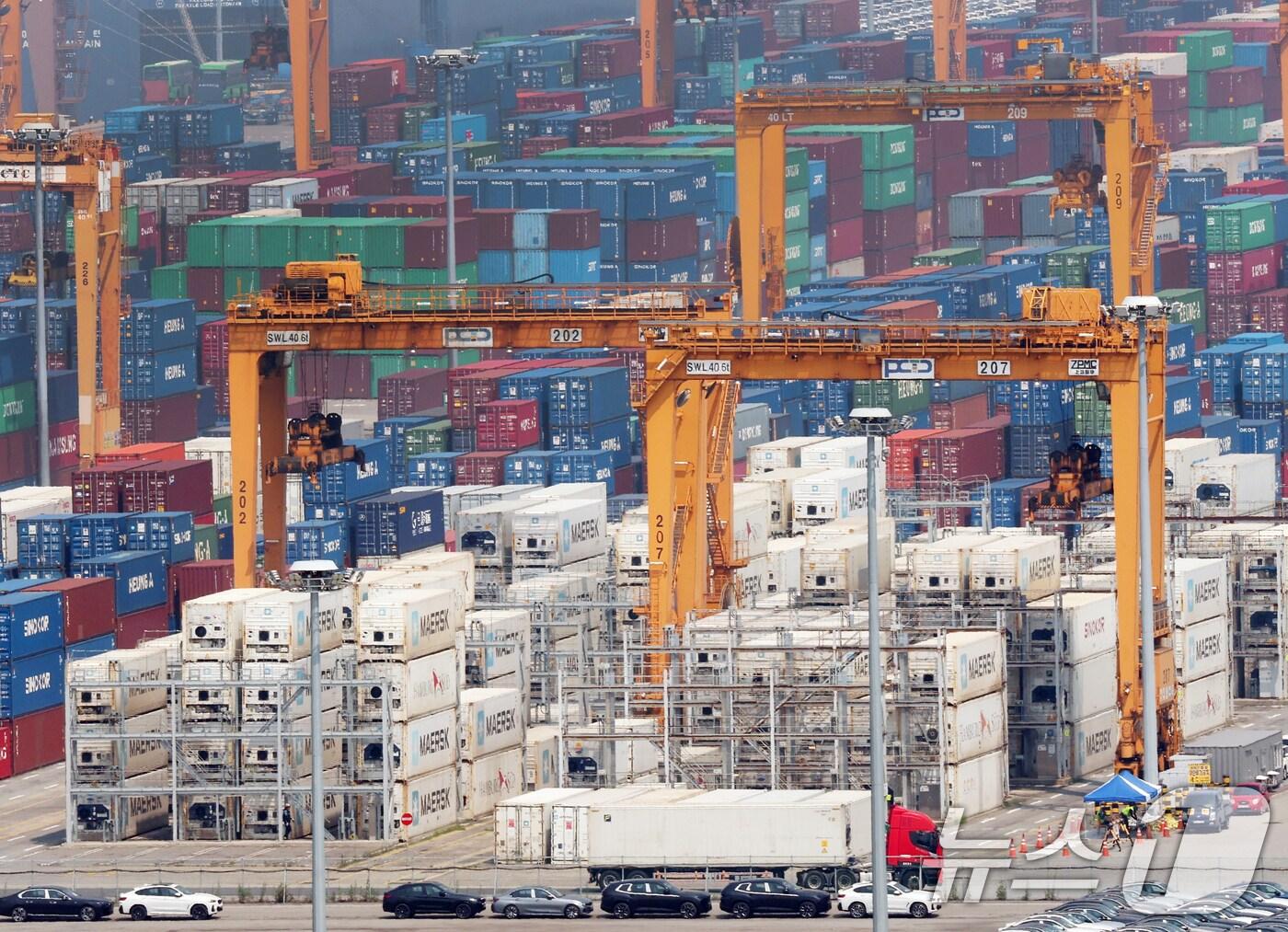 본문 이미지 - 도널드 트럼프 미국 대통령이 8월 1일부터 한국에 25%의 상호관세를 부과하겠다고 7일(현지시간) 밝혔다. 지난 4월 2일 발표 때와 같은 관세율을 유지, 한국 입장에서는 관세율이 높아지는 최악의 상황은 피했고 협상 기간도 연장되는 결과를 얻었다. 사진은 8일 경기 평택시 포승읍 평택항에 수출용 컨테이너들이 세워져 있는 모습. 2025.7.8/뉴스1 ⓒ News1 김영운 기자