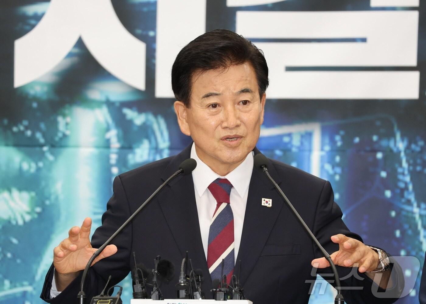 본문 이미지 - 정동영 더불어민주당 의원이 8일 전북 전주시 전북특별자치도청 기자회견장에서 피지컬AI 추경확보 관련 기자회견을 열고 질의에 답변을 하고 있다. 2025.7.8/뉴스1 ⓒ News1 유경석 기자