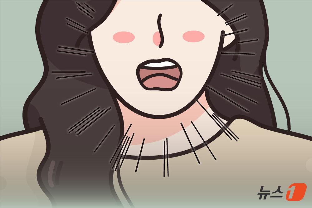 본문 이미지 - 목소리가 쉬면 계절 감기나 피로 탓으로만 여기기 쉽다. 하지만 쉰 목소리가 2주 이상 이어진다면 후두암의 초기 증상일 수 있다. 특히 60세 이상 고령층에서 발생 빈도가 높고 빨리 진단받을수록 치료 성적이 좋아 의심 증상을 잘 알아두는 게 필요하다. ⓒ News1 윤주희 디자이너