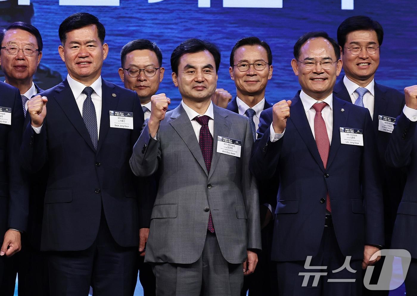 안규백 국방부 장관 후보자(가운데)가 8일 오전 서울 용산구 그랜드하얏트서울에서 열린 제1회 방위산업의 날 기념식에 참석해 기념촬영을 하고 있다. 2025.7.8/뉴스1 ⓒ News1 구윤성 기자