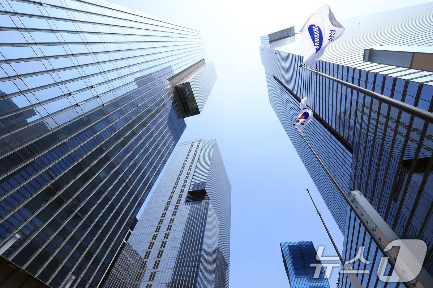 서울 서초구 삼성전자 서초사옥에 삼성 깃발이 바람에 휘날리고 있다. 2025.7.8/뉴스1 ⓒ News1 박정호 기자