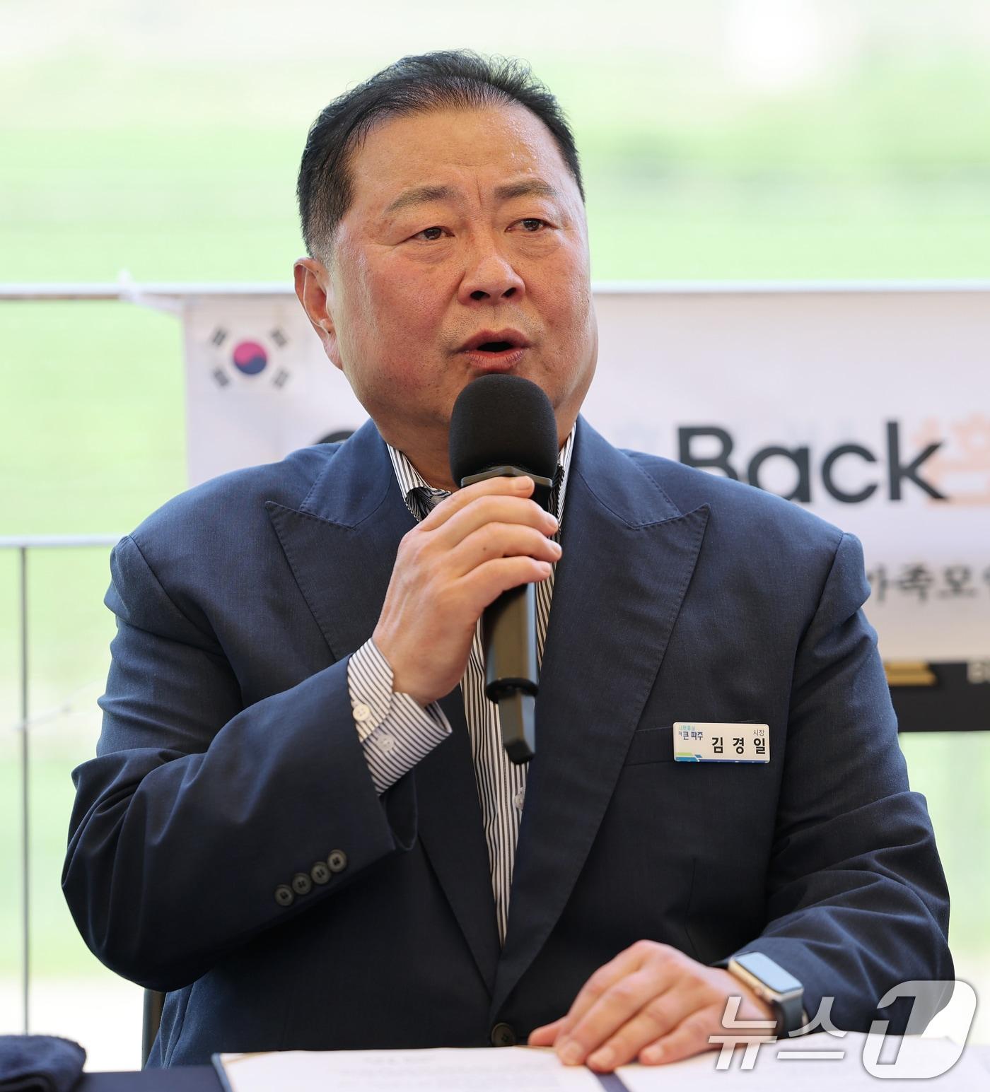 본문 이미지 - 8일 경기 파주시 임진각에서 열린 '파주시-납북자가족모임, 대북 전단 살포 중단 공식 선언 공동 기자회견'에서 김경일 파주시장이 발언하고 있다. 2025.7.8/뉴스1 ⓒ News1 오대일 기자