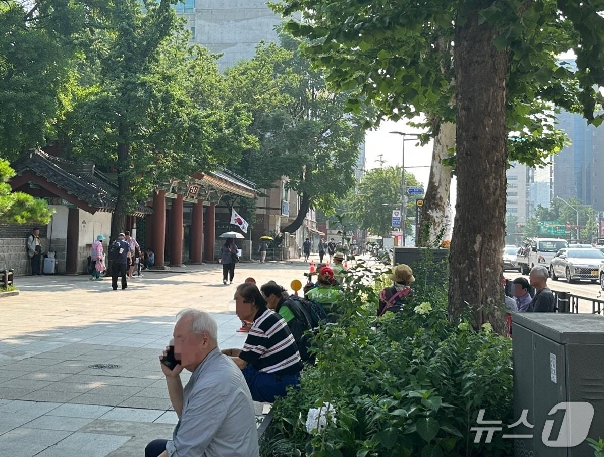 본문 이미지 - 8일 서울 종로구 탑골공원 인근에서 노인들이 더위를 피하고 있다. 2025.7.8/뉴스1 ⓒ News1 강서연 기자