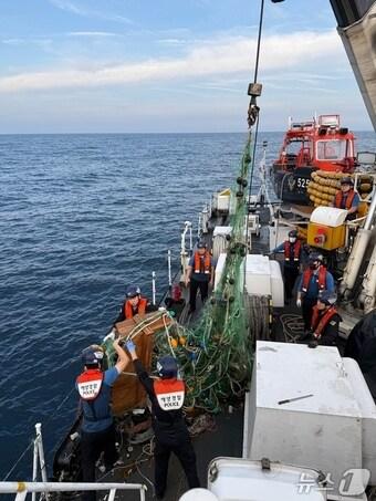본문 이미지 - 제주해경이 제주항 인근에서 폐그물을 수거하고 있다.&#40;제주해경서 제공. 재판매 및 DB 금지&#41;/뉴스1