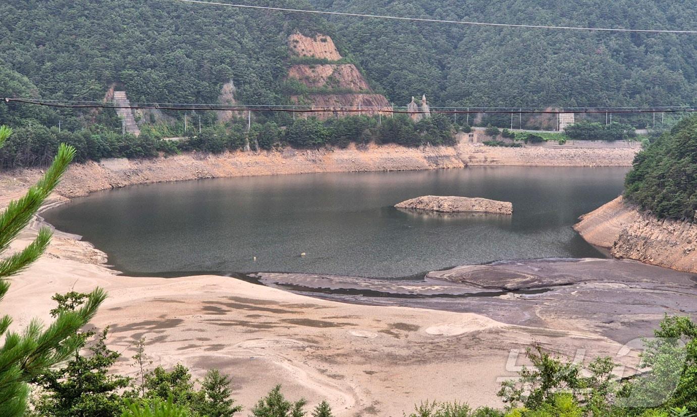 본문 이미지 - 8일 강원 강릉시 성산면 오봉저수지 수위가 낮아지며 바닥을 드러내고 있다. 이날 기준 해당 저수지 저수율은 32%로, 전국 평균(62.2%)보다 현저히 낮은 수준을 보이고 있다. 2025.7.8/뉴스1 ⓒ News1 윤왕근 기자