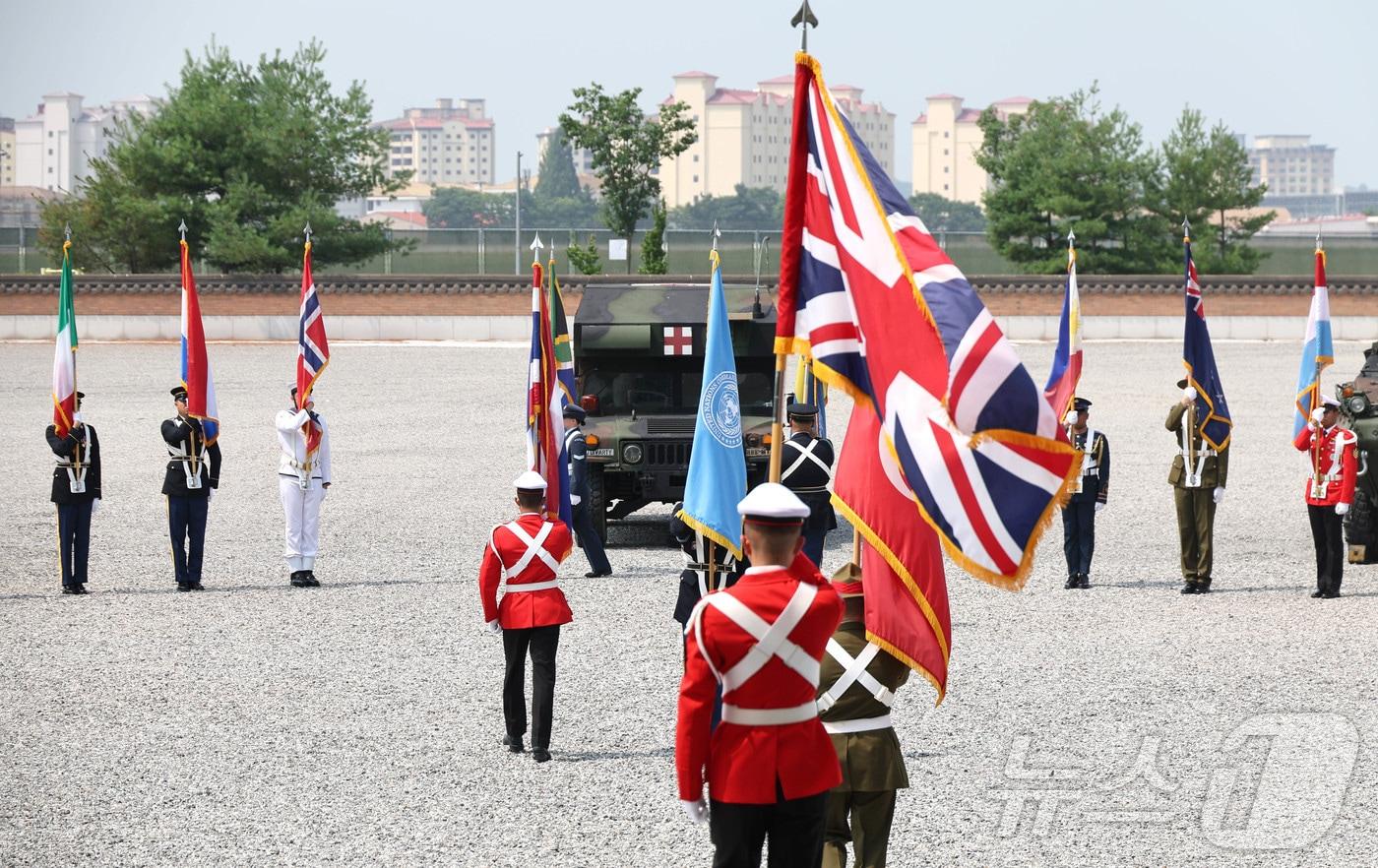 유엔군사령부 깃발을 비롯한 참가국 깃발이 8일 오전 경기 평택시 캠프험프리스 바커필드 연병장에서 열린 유엔사 창립 기념행사에 입장하고 있다. 2025.7.8/뉴스1 ⓒ News1 사진공동취재단