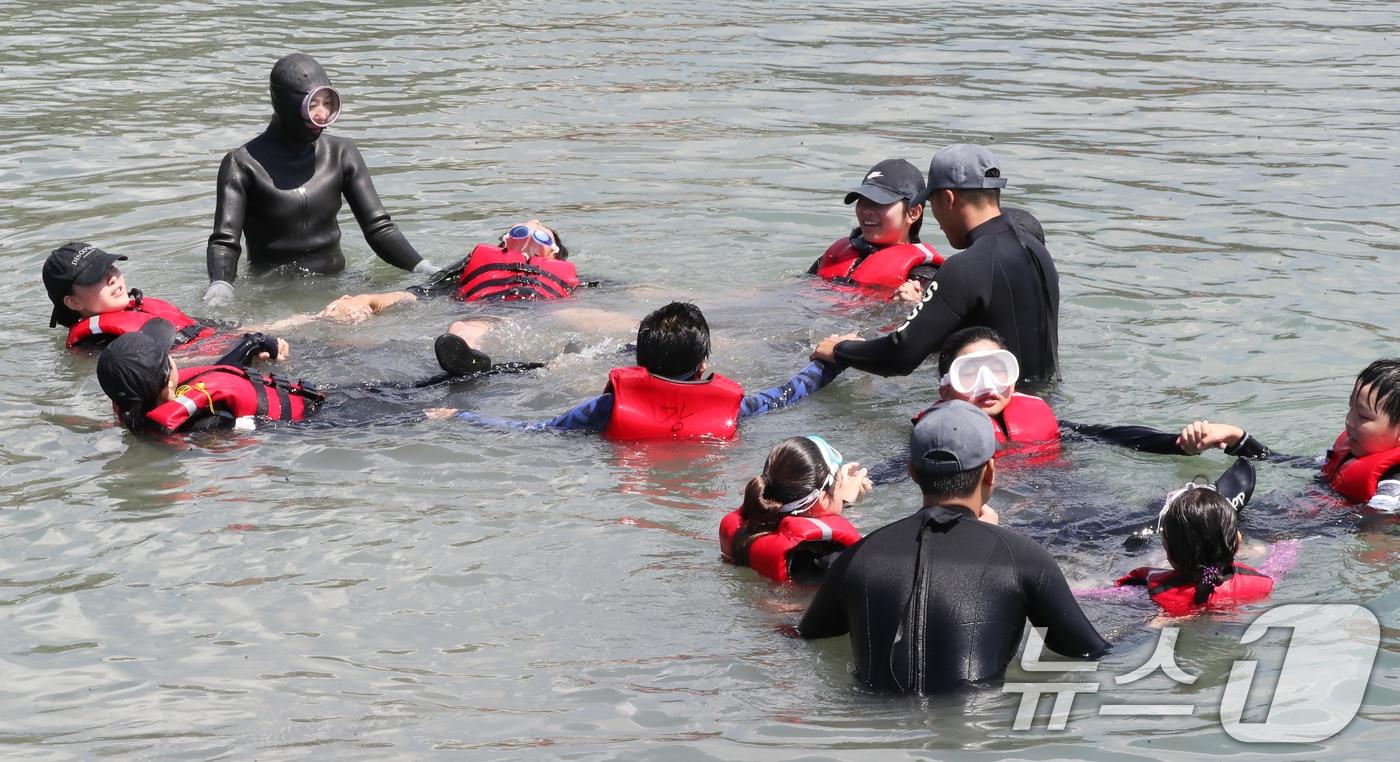 지난 7월 제주 서귀포시 법환어촌계 해녀체험장에서 강정초등학교 학생들이 해녀와 해군 해난구조대&#40;SSU&#41;로부터 &#39;제주형 생존수영&#39; 교육을 받고 있다. 2025.7.8/뉴스1 DB