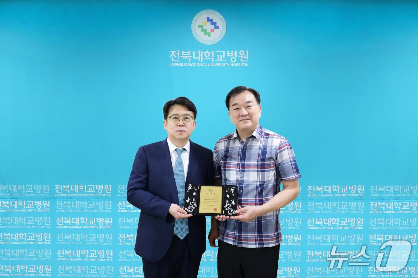 전북대학교병원(사진 왼쪽 양종철 병원장)은 온누리안과 정영택 원장(사진 오른쪽)이 병원 발전기금 1억원을 기부했다고 8일 밝혔다.(전북대병원 제공. 재판매 및 DB금지)2025.7.8/뉴스1