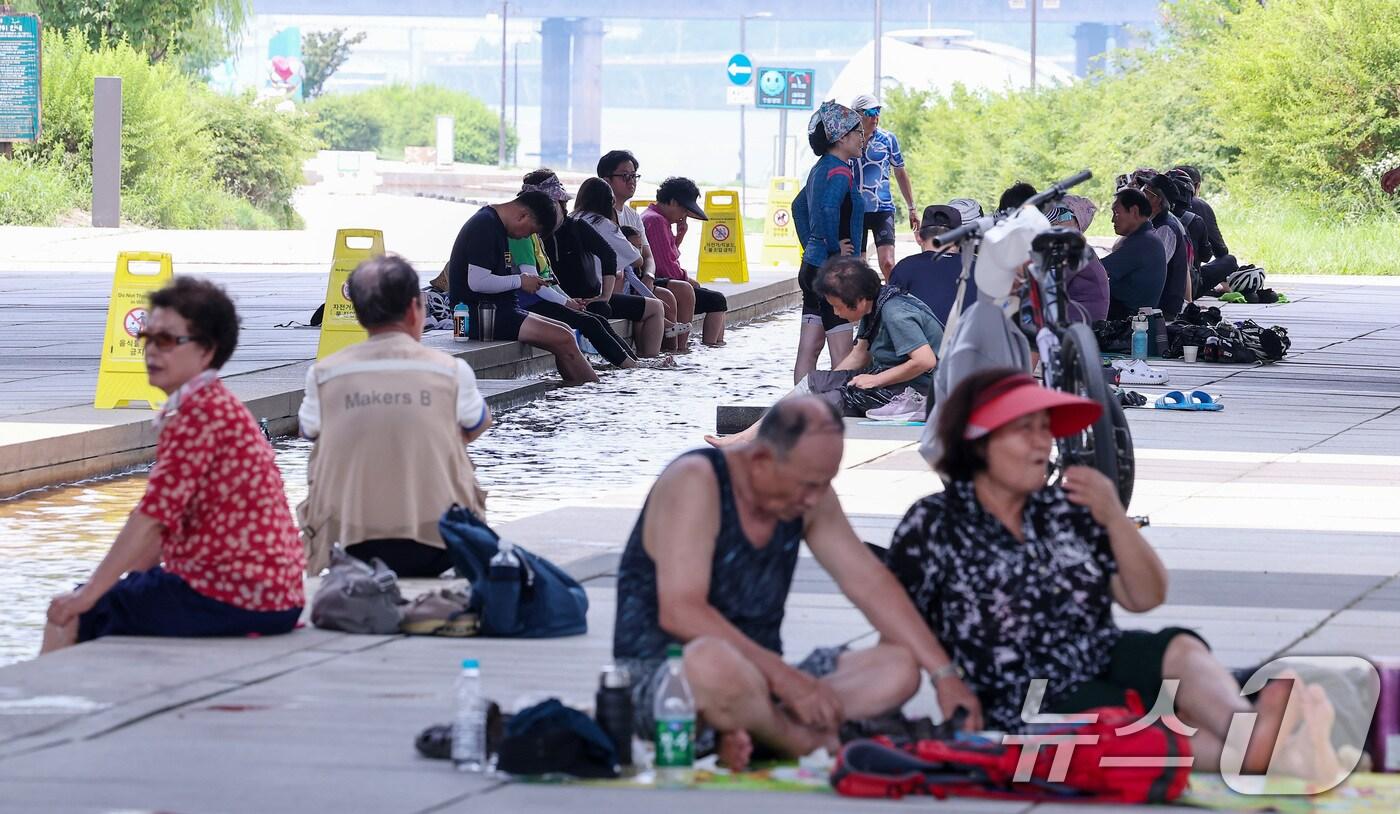 전국 대부분 지역에서 최고 체감온도가 35도 안팎으로 오르며 무더운 날씨가 이어진 8일 서울 영등포구 마포대교 남단 아래 그늘을 찾은 시민들이 무더위를 피하고 있다. 2025.7.8/뉴스1 ⓒ News1 김성진 기자