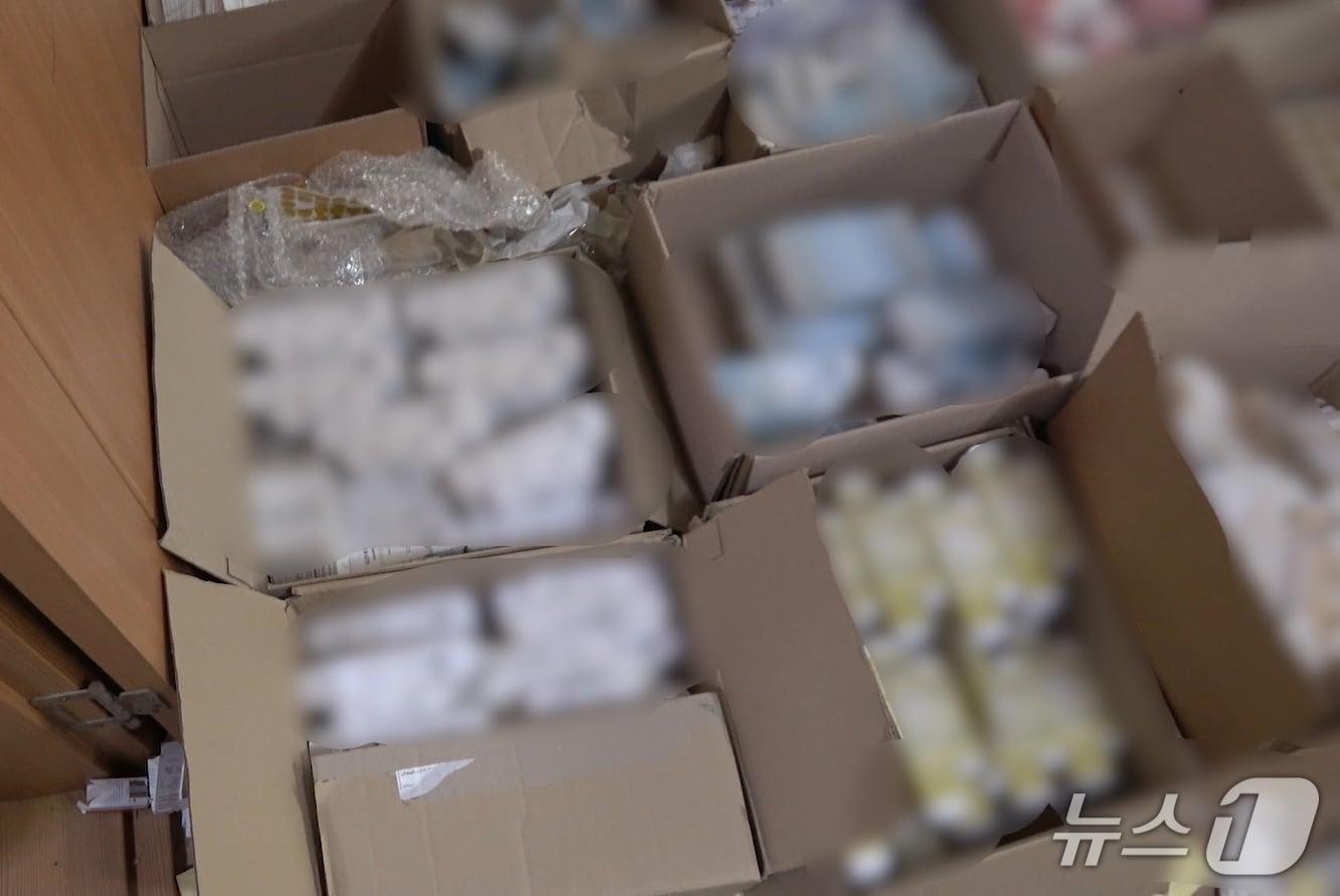 본문 이미지 - 의약품 도매상이 국내에 불법 유통한 전문의약품.(부산식약청 제공 영상 갈무리. 재판매 및 DB 금지)