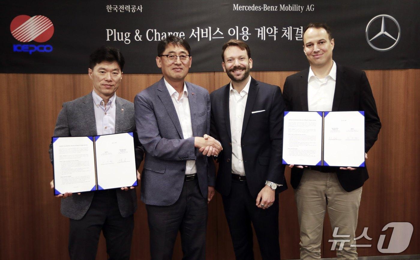  (사진 왼쪽부터) 한전 EVC 장근철 사업부장, 한전 에너지신사업처 이상원 처장, ‘메르세데스-벤츠 모빌리티 AG’ 아시아 및 호주 지역 공공 충전 서비스 부문 총괄 에릭 아우프리히트 상무, ‘메르세데스-벤츠 코리아 제품, 마케팅 및 디지털 비즈니스’ 부문 총괄 킬리안 텔렌 부사장.(벤츠 제공)