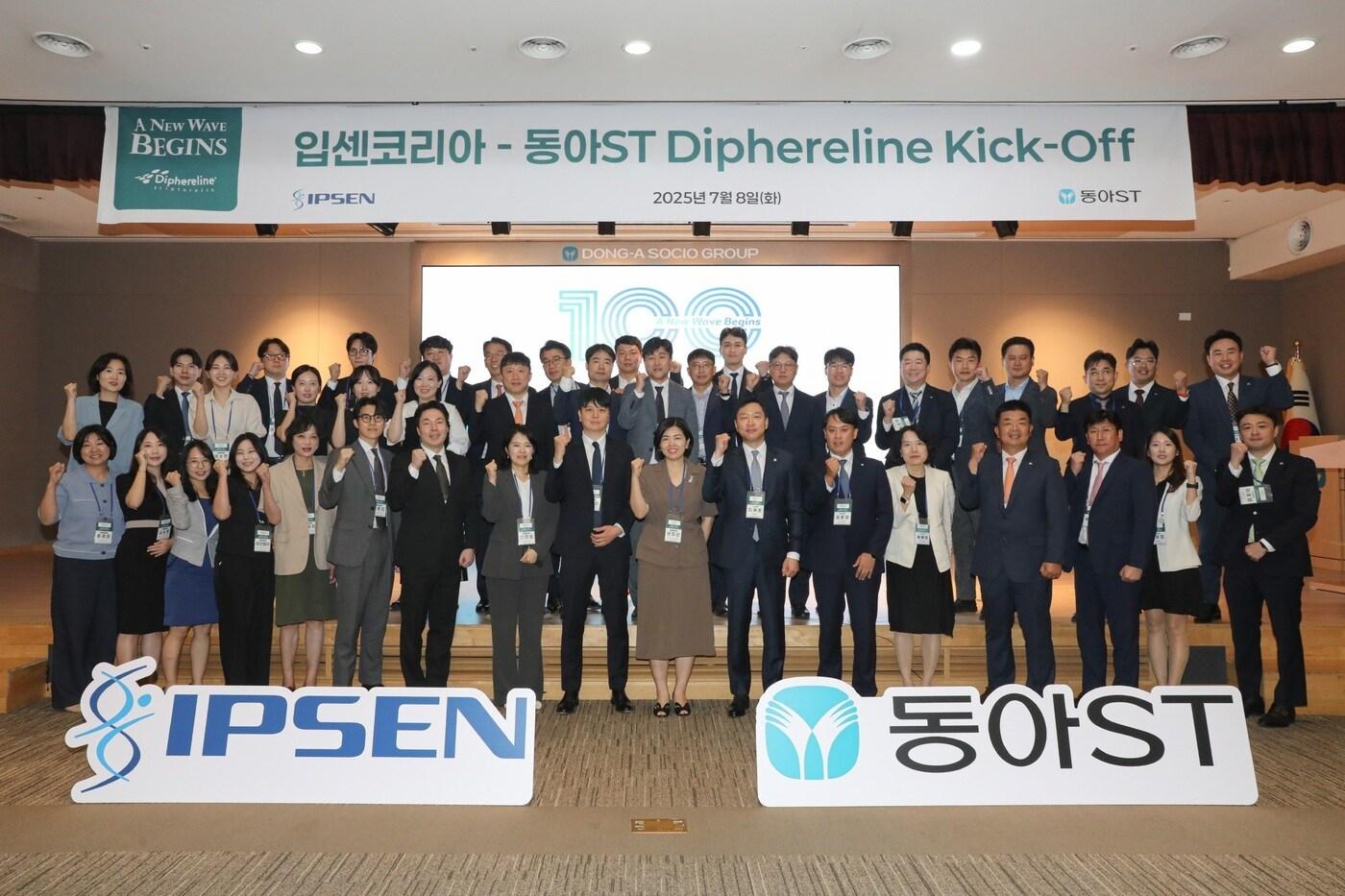  동아ST-입센코리아 '디페렐린' 킥오프 미팅에서 동아에스티 정재훈 사장(사진 첫째줄 오른쪽에서 7번째)과 입센코리아 양미선 대표(사진 첫째줄 오른쪽에서 8번째)등 관계자들이 기념사진을 촬영하고 있다. (동아ST 제공)