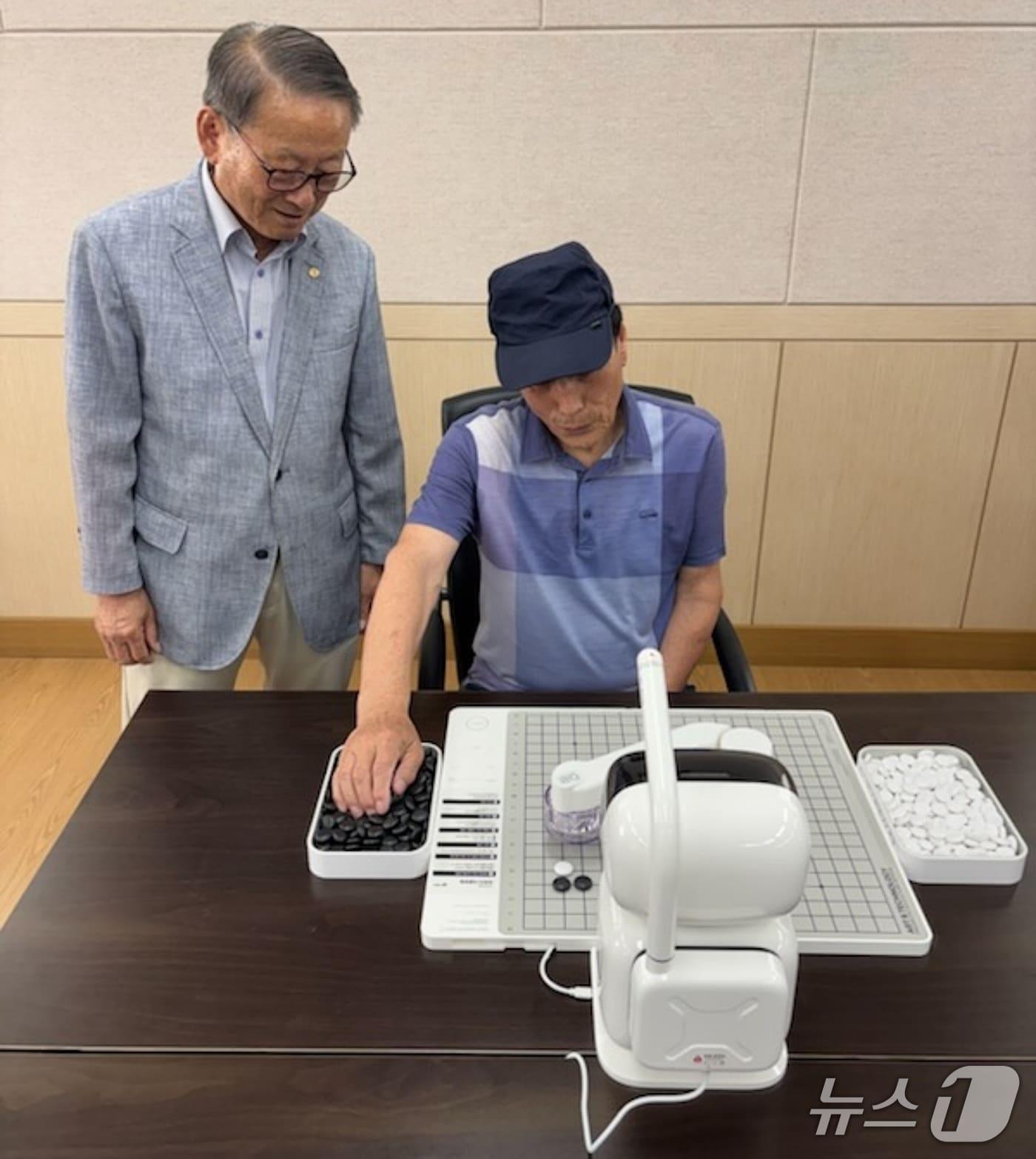 본문 이미지 - ㈜NHN이 사회공헌활동의 하나로 AI 바둑 로봇 &#39;바둑이&#39;를 대한노인회 진천군지회에 8일 전달했다.&#40;진천군 제공&#41;/뉴스1