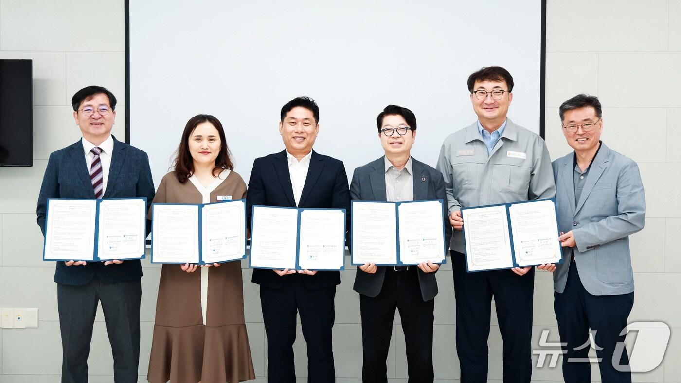 8일 울산시동구장애인복지관에서 발달장애인 재활 지원금 전달식이 열리고 있다. (HD현대중 제공. 재판매 및 DB 금지) /뉴스1