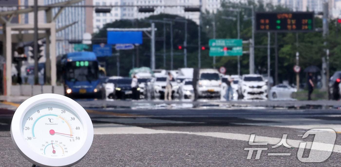 서울 기온이 37.1도까지 오르면서 근대적인 기상관측을 시작한 이래 7월 상순 기온으론 역대 최고치를 기록한 8일 서울 영등포구 여의도 일대 뜨겁게 달궈진 아스팔트 위로 아지랑이가 피어오르고 있다. 종전 서울(종로구 서울기상관측소 기준) 7월 상순 최고기온은 1939년 7월 9일 기록된 36.8도로 86년 만에 신기록이 세워졌다. 2025.7.8/뉴스1 ⓒ News1 김성진 기자