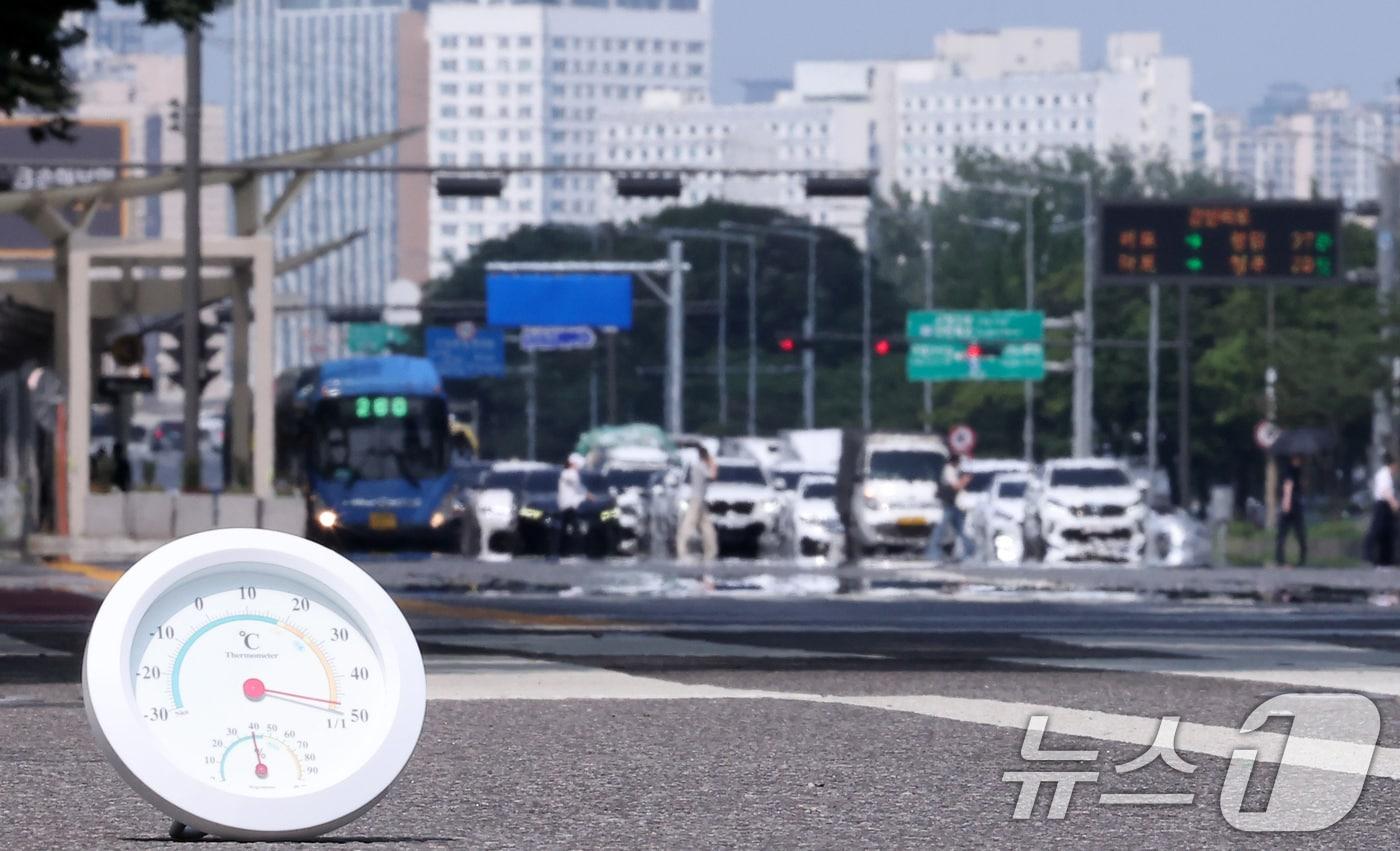 서울 기온이 37.1도까지 오르면서 근대적인 기상관측을 시작한 이래 7월 상순 기온으론 역대 최고치를 기록한 8일 서울 영등포구 여의도 일대 뜨겁게 달궈진 아스팔트 위로 아지랑이가 피어오르고 있다. 종전 서울&#40;종로구 서울기상관측소 기준&#41; 7월 상순 최고기온은 1939년 7월 9일 기록된 36.8도로 86년 만에 신기록이 세워졌다. 2025.7.8/뉴스1 ⓒ News1 김성진 기자