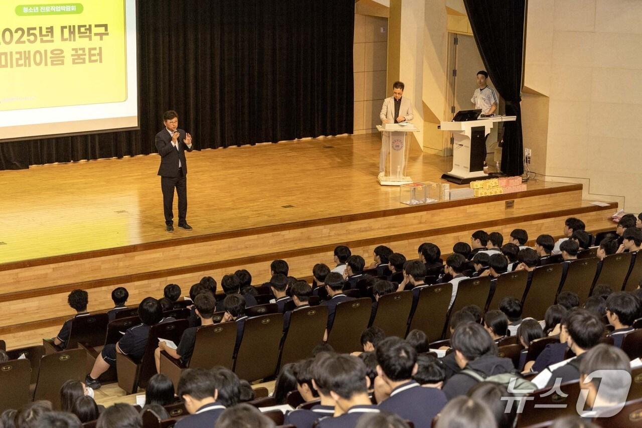 본문 이미지 - 최충진 구청장이 대덕구 미래이음 꿈터에서 인사말을 하고 있다.(대덕구 제공. 재판매 및 DB금지)/뉴스1