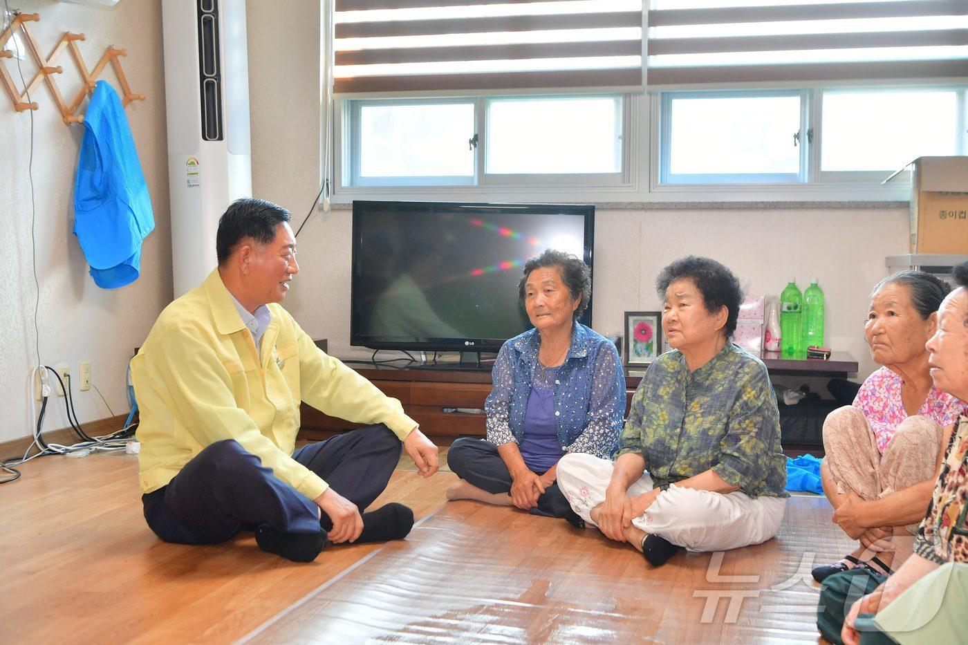 김한종 전남 장성군수가 8일 무더위쉼터를 찾아 어르신 안부를 살피고 있다.(장성군 제공. 재배포 및 DB 금지)