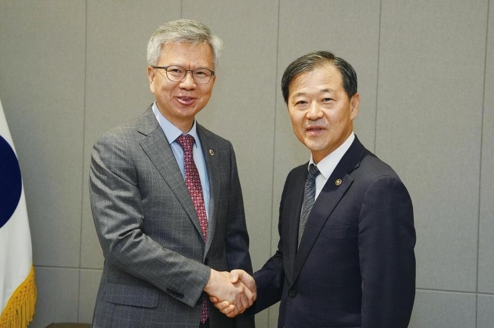 본문 이미지 - 김택우 대한의사협회 회장(왼쪽)과 이형훈 보건복지부 제2차관.(대한의사협회 제공)