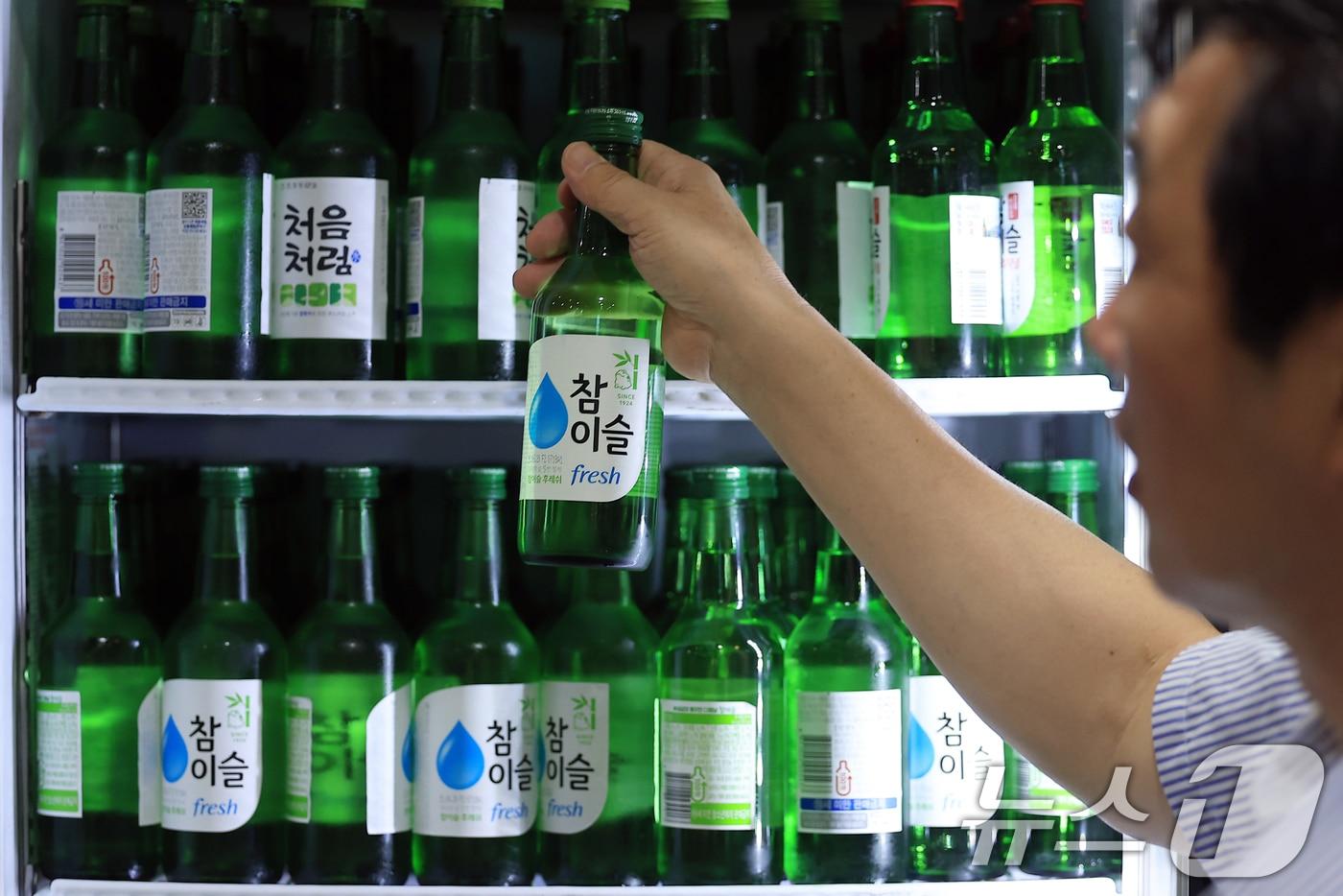 서울 종로구의 한 중식당에서 직원이 소주와 맥주를 정리하고 있다. 2025.7.8/뉴스1 ⓒ News1 박정호 기자