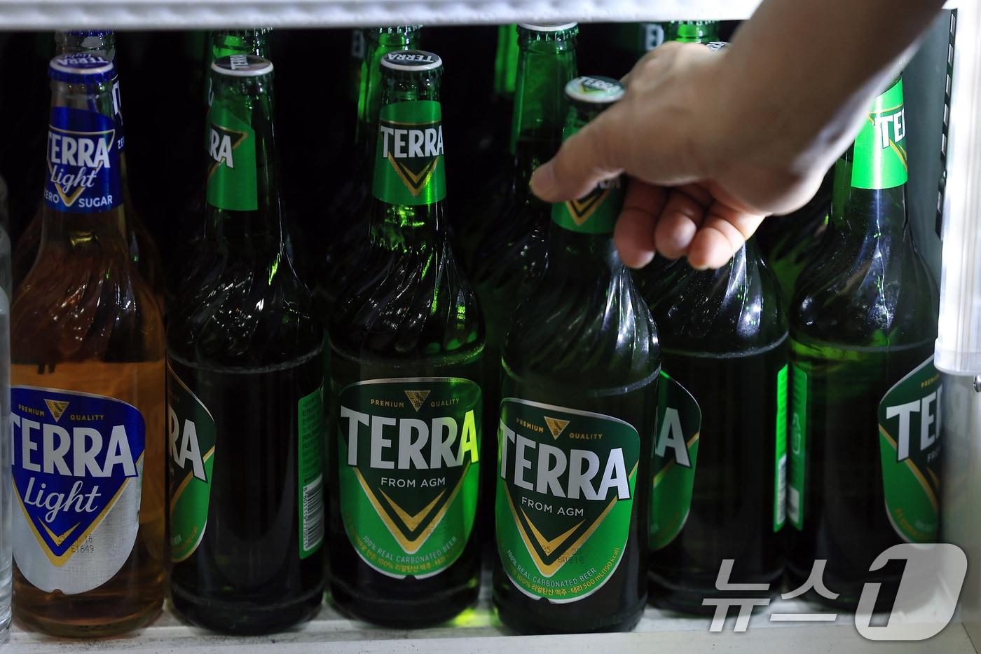 서울 종로구의 한 중식당에서 직원이 소주와 맥주를 정리하고 있다. /뉴스1 ⓒ News1 