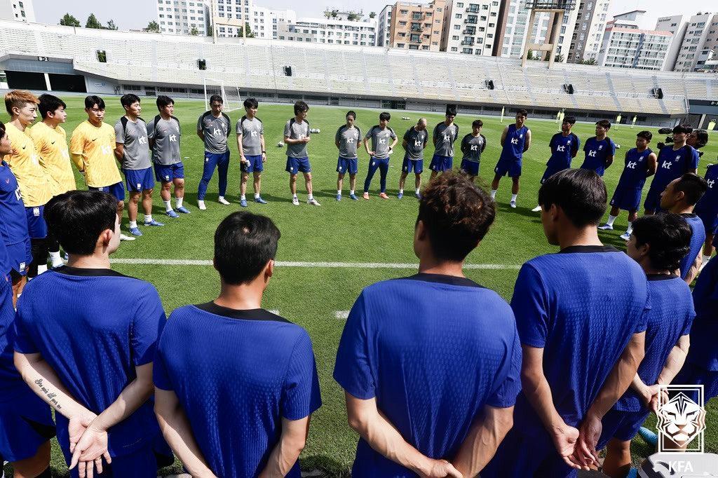 본문 이미지 - 7일 중국전에서 승리한 축구대표팀이 8일 오전 회복 훈련을 하고 있다. &#40;대한축구협회 제공&#41;