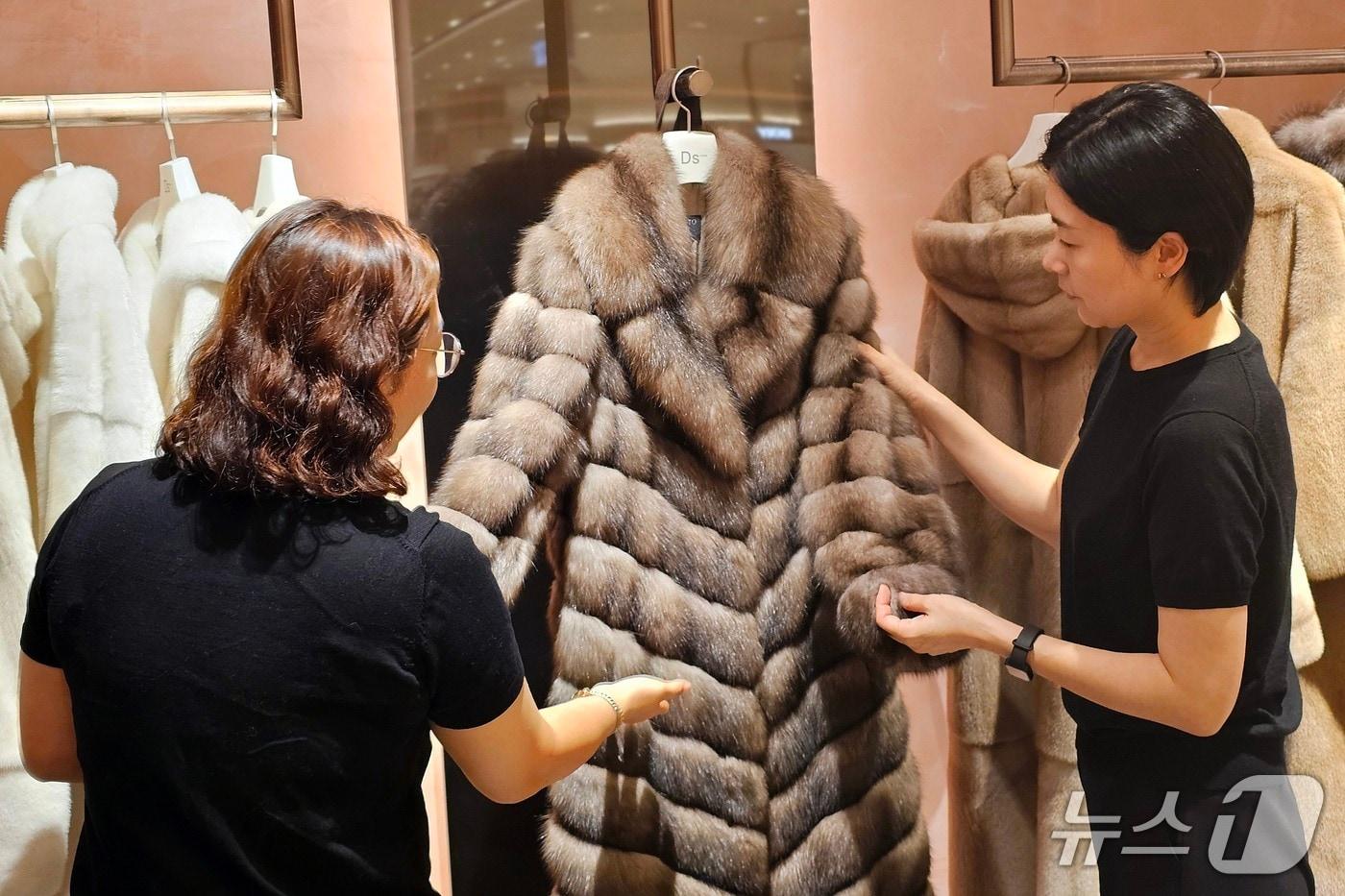 고객들이 신세계백화점 센텀시티 디에스퍼 매장에서 모피 옷을 살펴보고 있다.(신세계백화점 센텀시티 제공. 재판매 및 DB 금지)