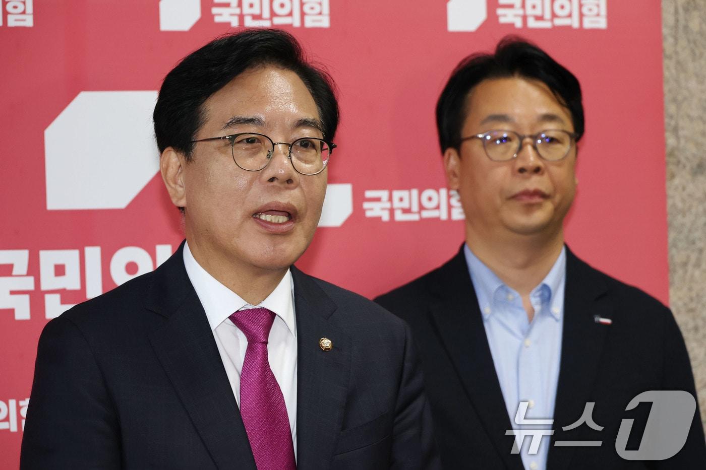 송언석 국민의힘 비상대책위원장 겸 원내대표가 8일 오후 서울 여의도 국회에서 민중기 특검팀의 윤상현 의원에 대한 압수수색과 관련해 "이미 경찰에서 수사가 다 끝났음에도 수색을 강행하는 것은 전형적인 정치보복＂이라고 입장을 밝히고 있다. 2025.7.8/뉴스1 ⓒ News1 이광호 기자