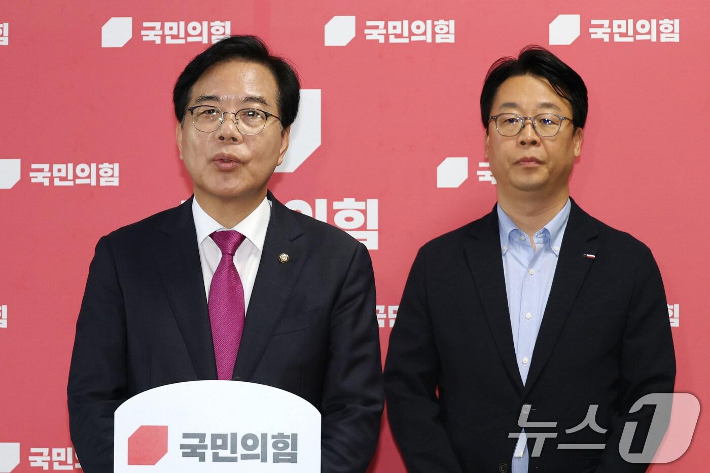 송언석 국민의힘 비상대책위원장 겸 원내대표가 8일 오후 서울 여의도 국회에서 민중기 특검팀의 윤상현 의원에 대한 압수수색과 관련해 "이미 경찰에서 수사가 다 끝났음에도 수색을 강행하는 것은 전형적인 정치보복＂이라고 입장을 밝히고 있다. 2025.7.8/뉴스1 ⓒ News1 이광호 기자