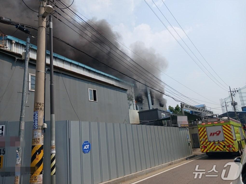 본문 이미지 - 8일 인천소방본부에 따르면 이날 오후 2시 23분쯤 인천시 남동구 고잔동의 금속 제조 공장에서 화재가 발생했다.(인천소방본부 제공. 재배포 및 DB금지)2025.7.8/뉴스2