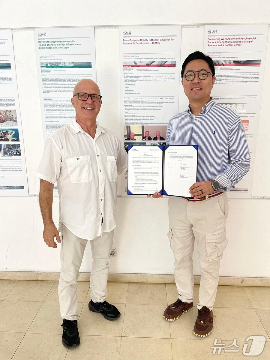 본문 이미지 - 지난 7일(현지 시각) 포르투갈 리스본 대학을 찾은 김민재 인제대 스마트 물류학과 교수(학과장)이 안토니오 카스텔브랑코 리스본대 건축대학장과 교육 및 연구 협력을 위한 업무협약을 체결하고 기념촬영을 하고 있다.(인제대 제공. 재판매 및 DB금지)