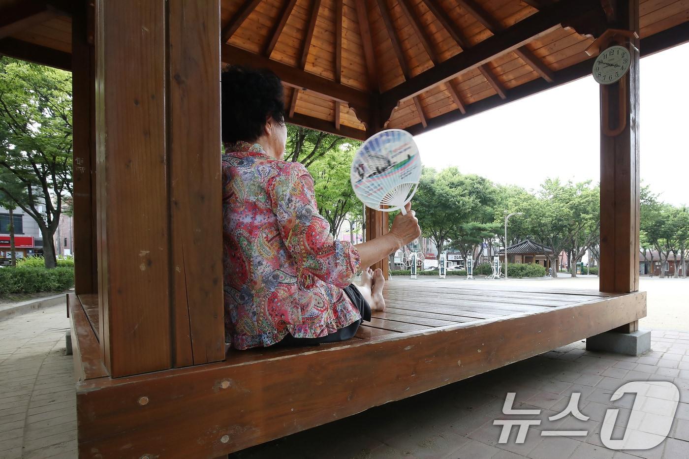 한 할머니가 정자에 홀로 앉아 연신 부채질을 하고 있다. 2025.7.8/뉴스1 ⓒ News1 공정식 기자