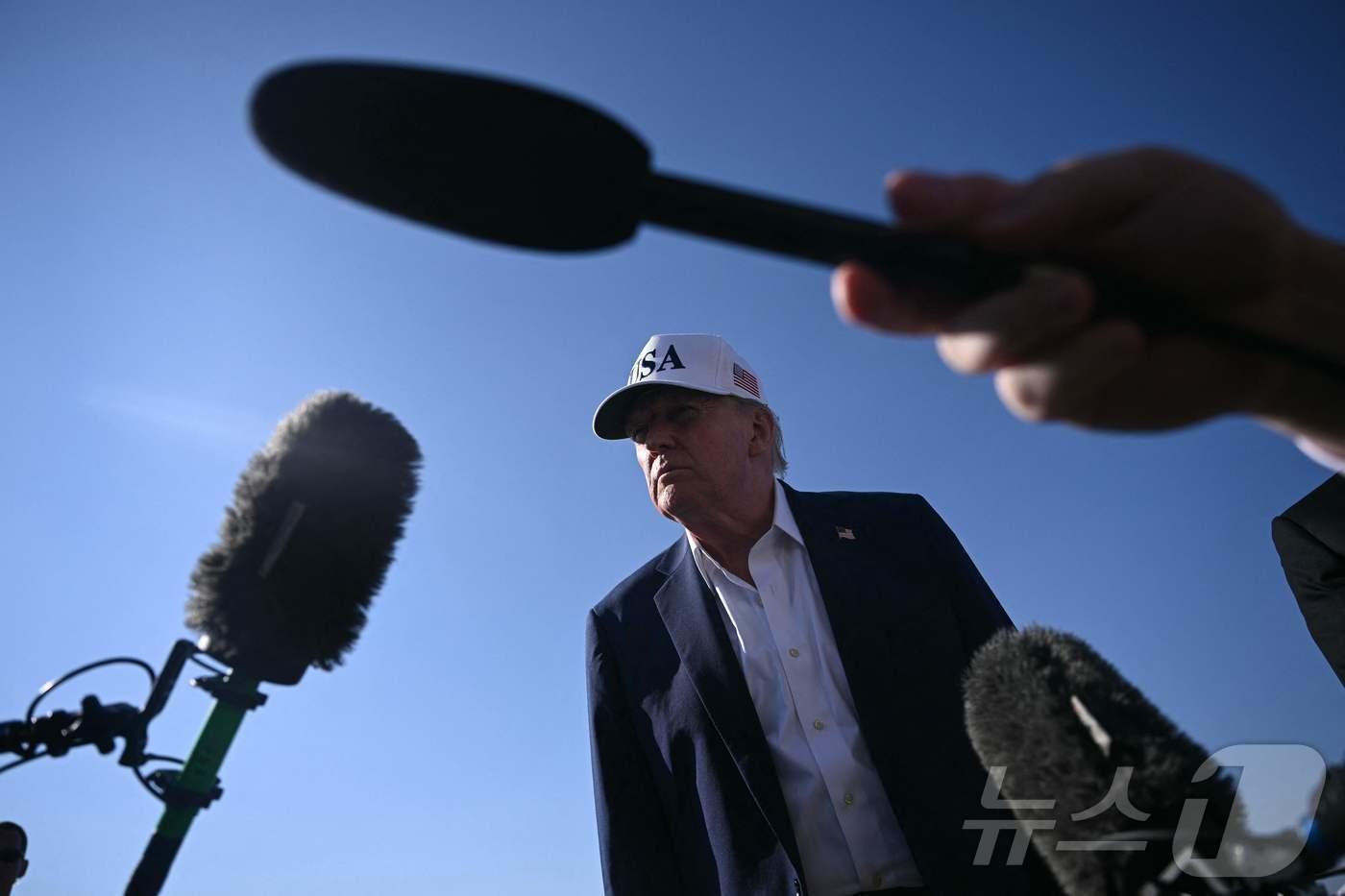 도널드 트럼프 미국 대통령이 6일(현지시간) 뉴저지주에 있는 자택에서 주말을 보낸 후 워싱턴으로 향하는 길에 뉴저지주 모리스타운 공항에서 에어포스 원에 탑승하기 전에 기자들과 질의응답 시간을 갖고 있다. 2025.7.7 ⓒ AFP=뉴스1 ⓒ News1 김경민 기자