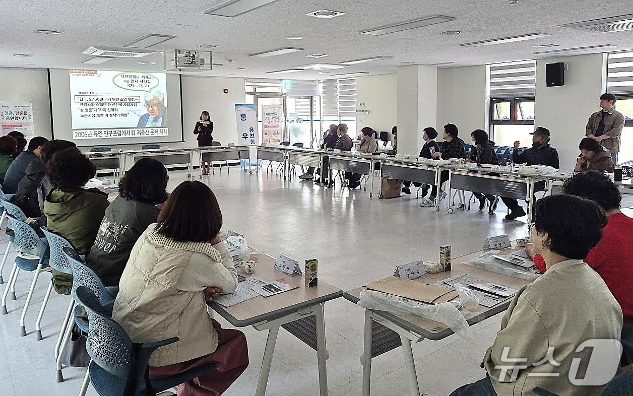 본문 이미지 - 대구 달서구의 찾아가는 결혼전령사 &#39;잘 만나보세, 사업안내단&#39; 하반기 운영 회의 모습. &#40;달서구 제공. 재판매 및 DB금지구