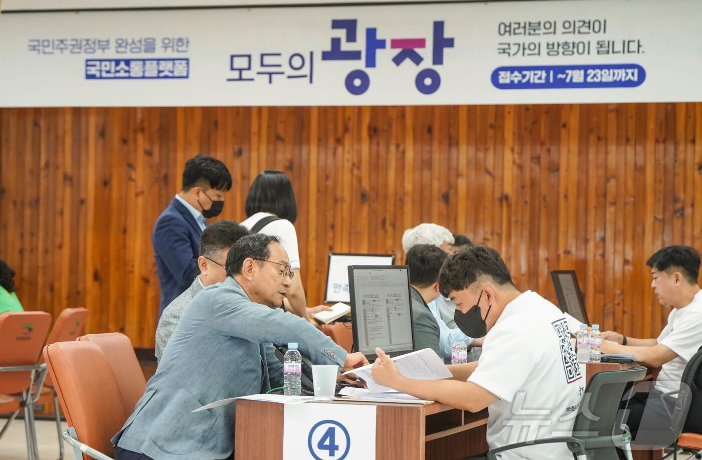 찾아가는 모두의 소통버스가 지난 8일 목포를 찾은 가운데 주민들이 국정기획위원회와 국민권익위원회에 현장의 목소리를 전달하고 있다. &#40;목포시 제공. 재판매 및 DB금지&#41; 2025.7.8/뉴스1 ⓒ News1 전원 기자