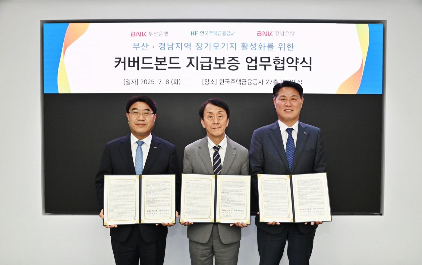 &#40;왼쪽부터&#41; 방성빈 BNK부산은행장, 김경환 한국주택금융공사 사장, 김태한 BNK경남은행장이 협약 체결 후 기념촬영을 하고 있다. &#40;한국주택금융공사 제공&#41;